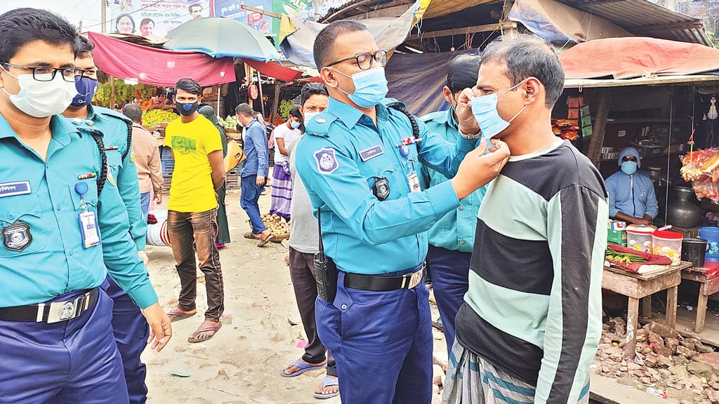 করোনার সংক্রমণ রোধে মাঠে প্রশাসন