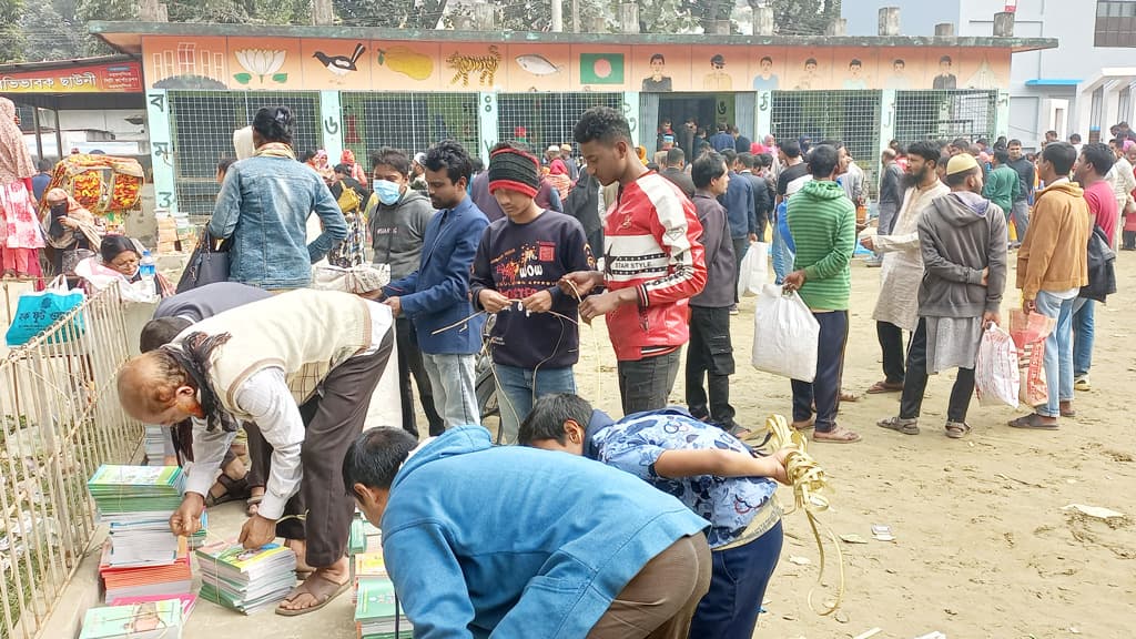 অর্ধেক বই পৌঁছেনি, উৎসবে ভাটার শঙ্কা