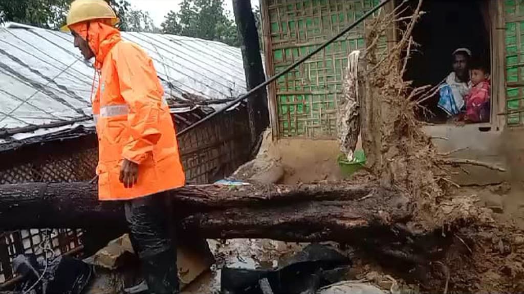 কক্সবাজারে উখিয়া রোহিঙ্গা ক্যাম্পের ৫০০ ঘর ক্ষতিগ্রস্ত