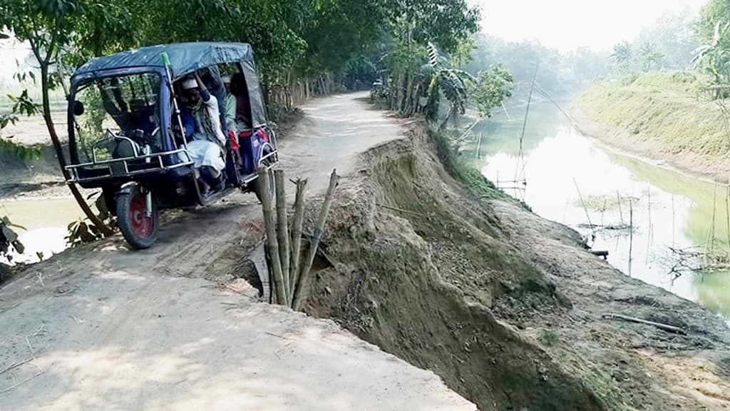 ভাঙা রাস্তায় দুর্ঘটনার ঝুঁকি