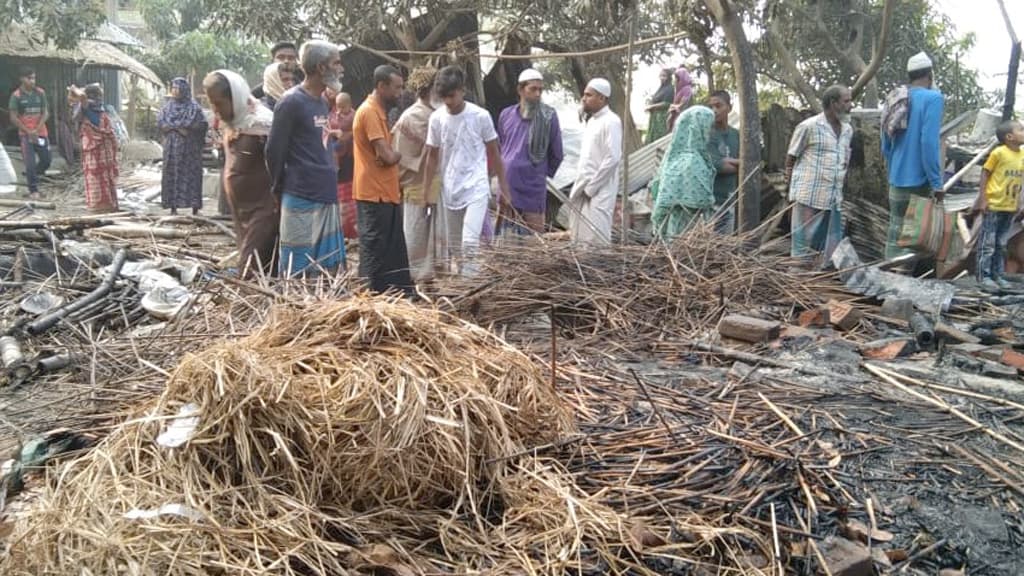 ভাঙা সেতুর কারণে ফায়ার সার্ভিসের গাড়ি আসতে দেরি, পুড়ল ৬ ঘর