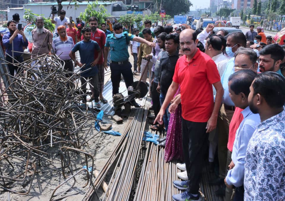 সড়ক ও ফুটপাতে রাখা নির্মাণসামগ্রী ১৮ লাখ টাকায় নিলামে বিক্রি 