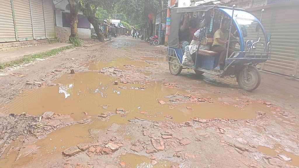 ভারী যানে সড়ক বেহাল