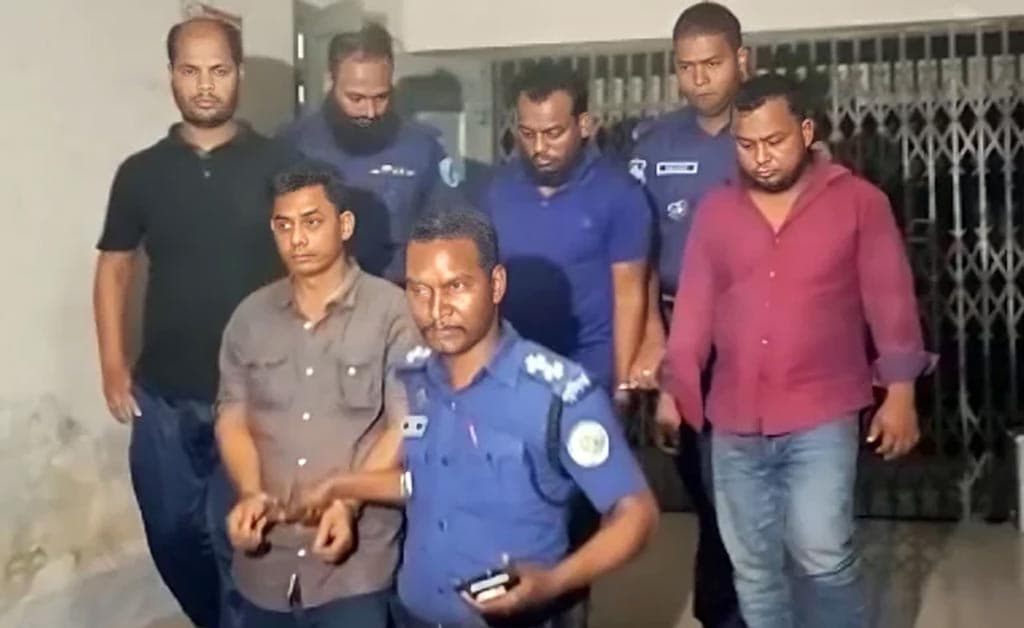 আগৈলঝাড়ায় পুলিশকে পেটানো সেই ছাত্রলীগ নেতাসহ ৩ জনের জামিন