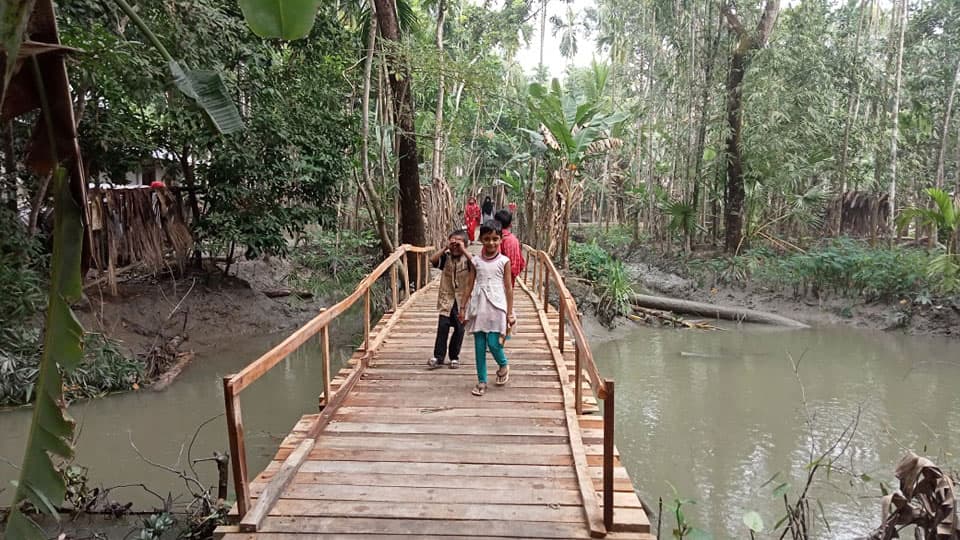 নিজ উদ্যোগে সেতু নির্মাণ