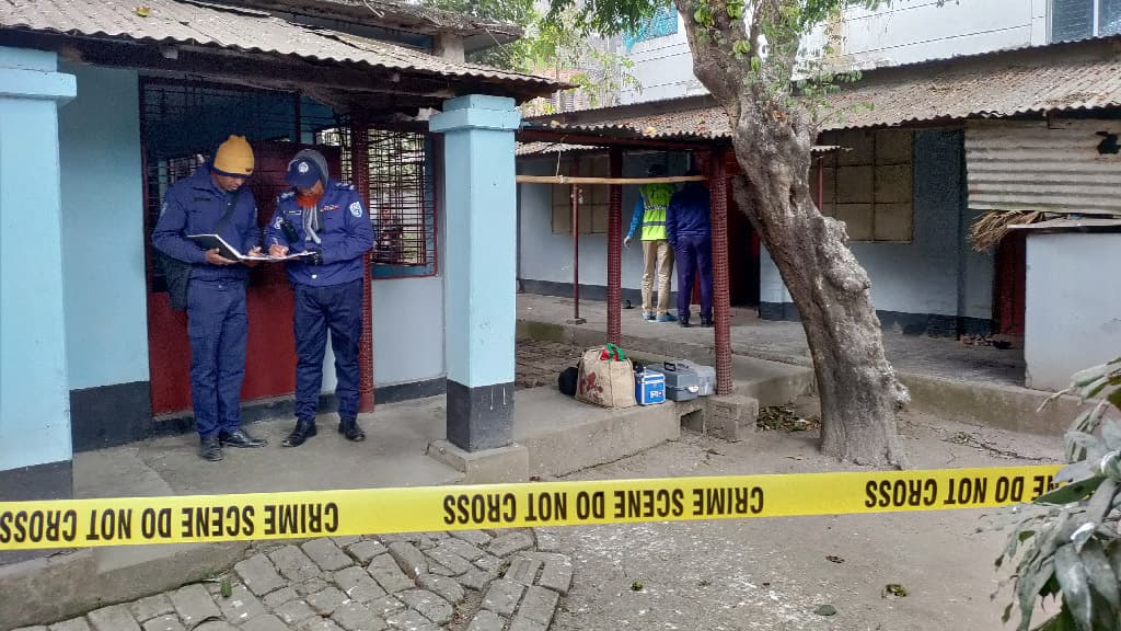 রান্নাঘরের মেঝেতে স্ত্রীর ও আড়ায় স্বামীর ঝুলন্ত লাশ