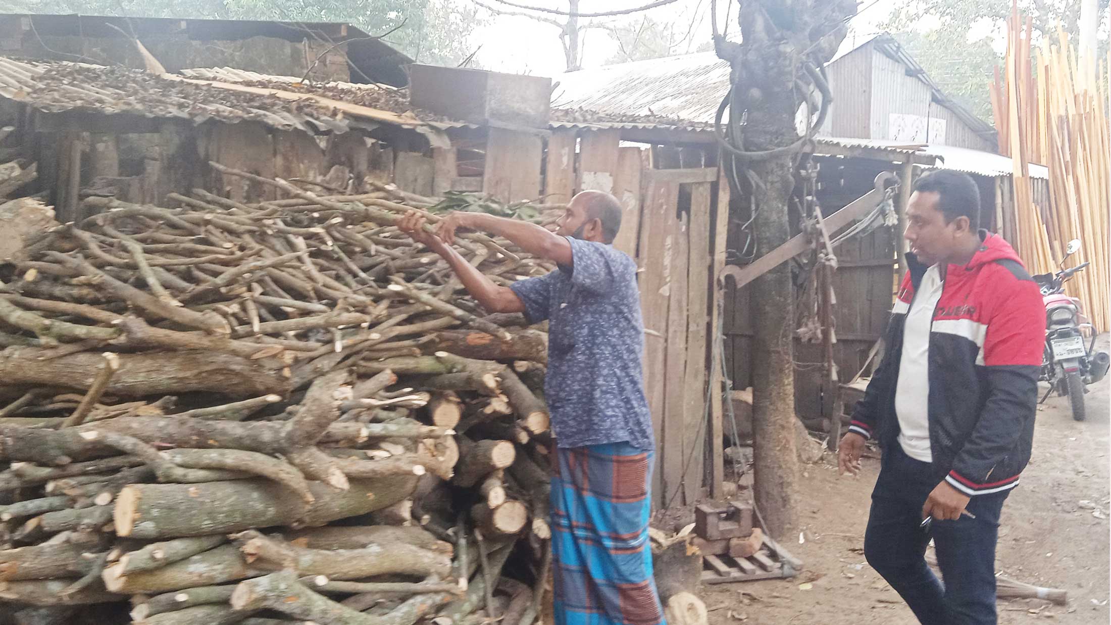 গ্যাসের দাম বেশি, ঝোঁক কাঠে