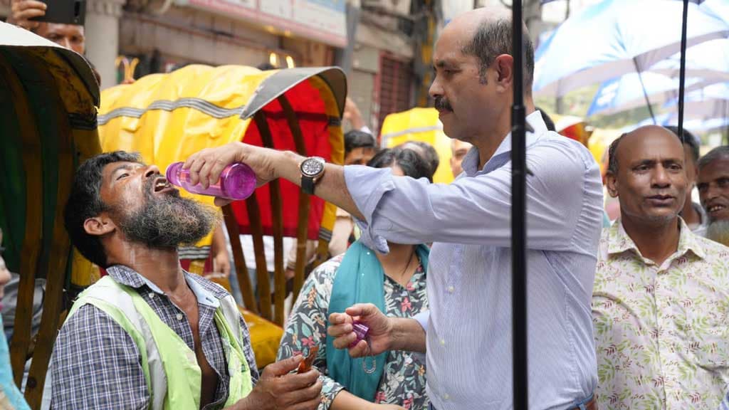 ৩৫ হাজার রিকশা চালক পাবেন ছাতা-স্যালাইন ও পানি: মেয়র আতিক