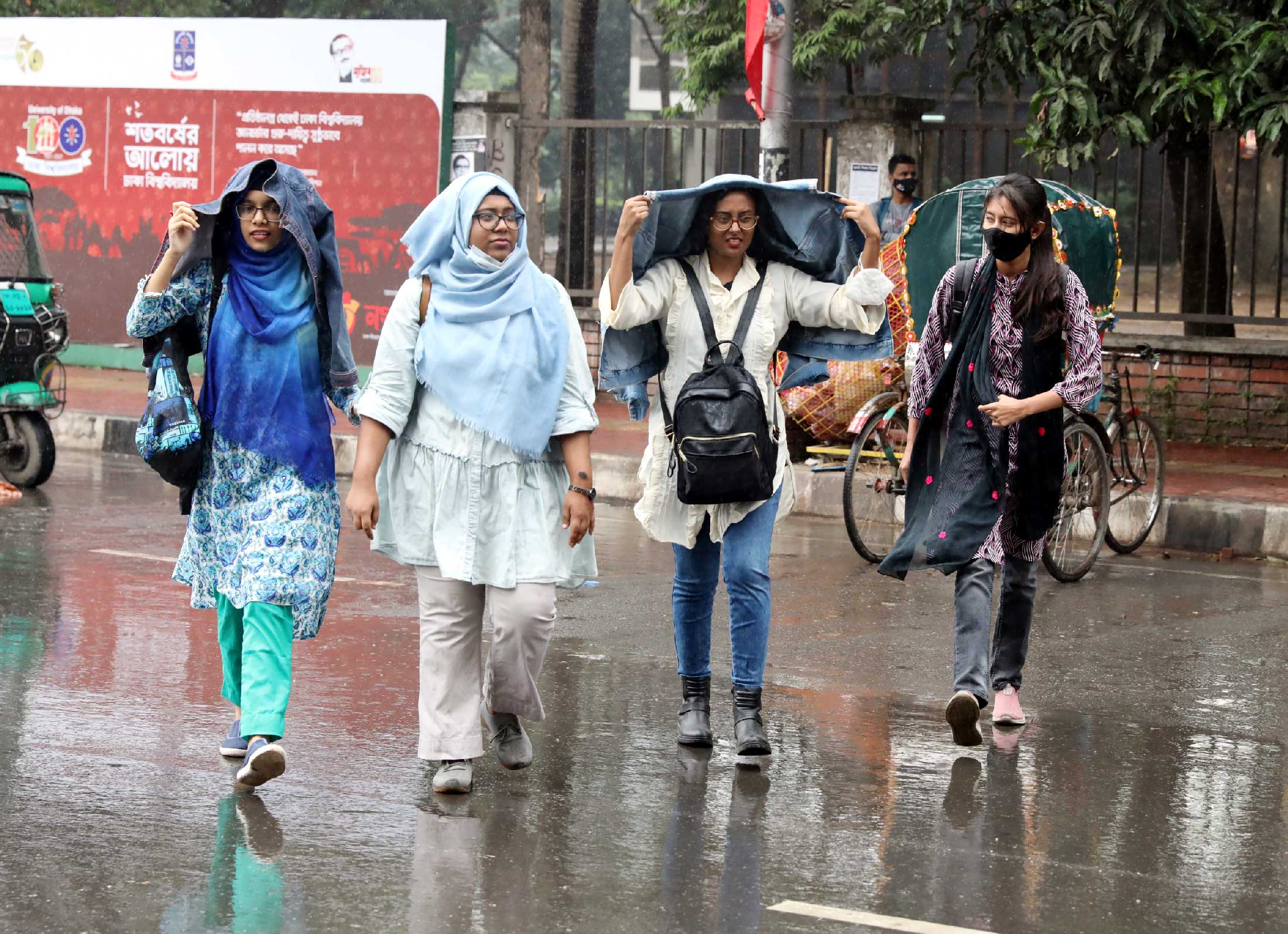 আজও গুঁড়ি গুঁড়ি বৃষ্টির সম্ভাবনা