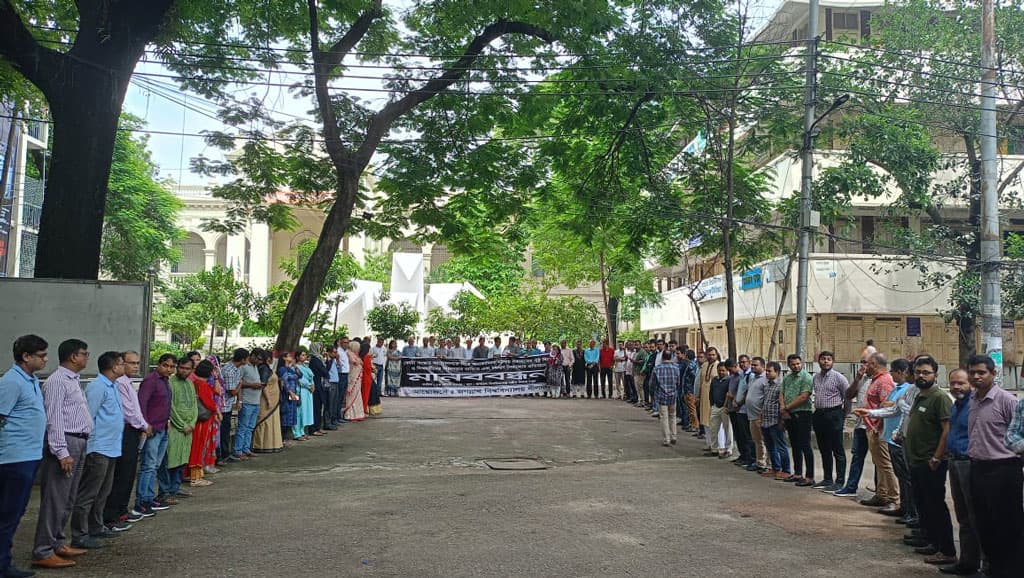 আন্দোলন প্রত্যাহার করে শিক্ষার্থীদের ঘরে ফিরে যাওয়ার আহ্বান জবি নীল দলের