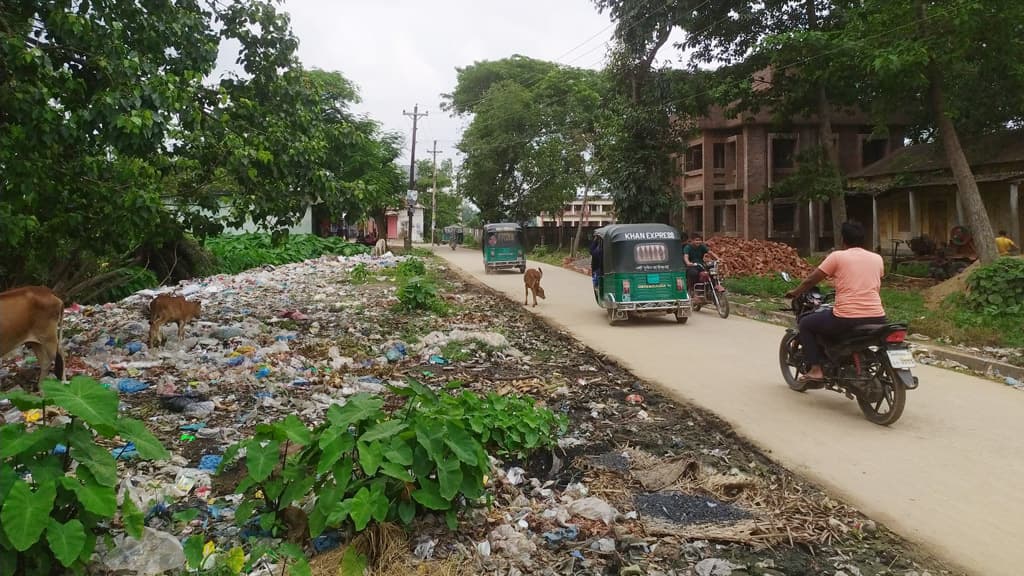 স্বাস্থ্যকেন্দ্রের পাশে ময়লার স্তূপ