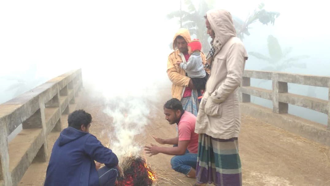 বৃষ্টির পর কনকনে শীতে জনজীবনে স্থবিরতা