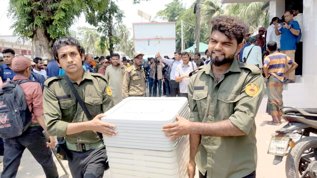 বাগেরহাটের ৩ উপজেলায় আগামীকাল ভোট, কেন্দ্রে পাঠানো হচ্ছে সরঞ্জামাদি