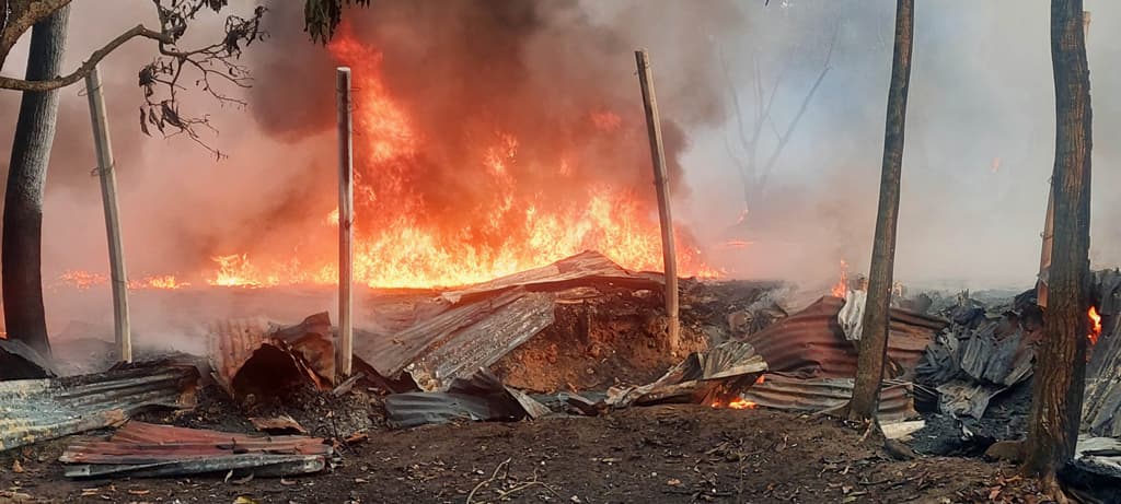 বাঘায় ক্যারেটের গোডাউনে আগুন, জ্ঞান হারিয়ে হাসপাতালে মালিক