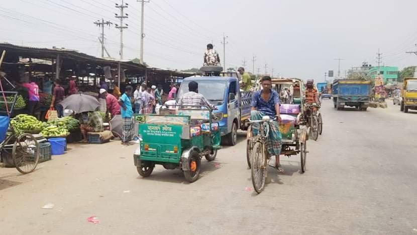 নিষিদ্ধ যানের দাপট মহাসড়কে