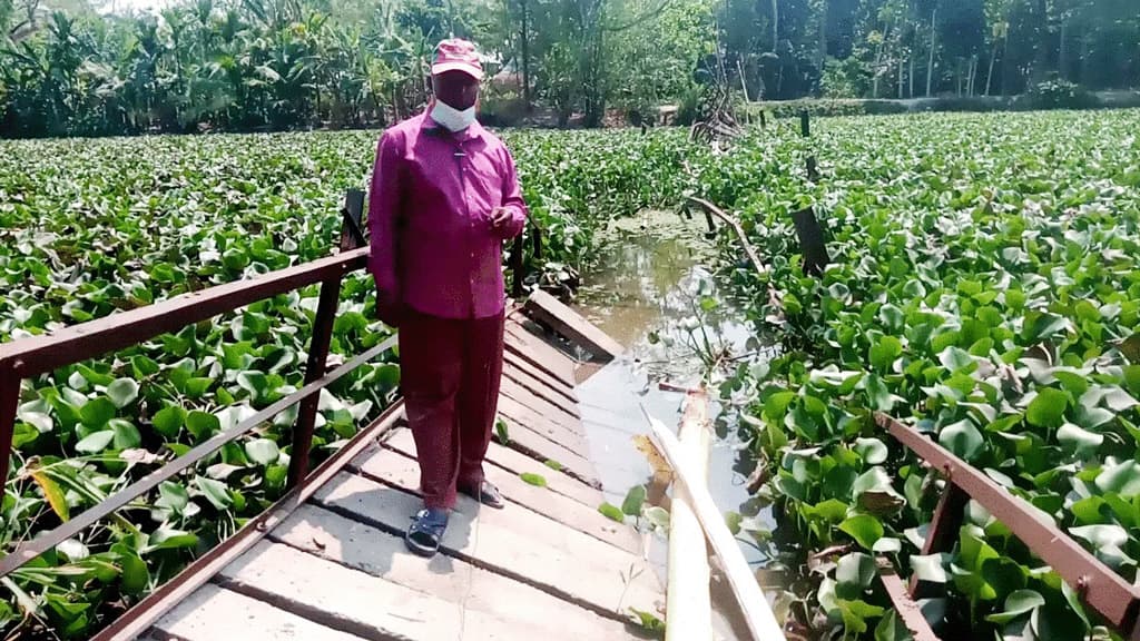 লোহার সেতু ভেঙে খালে  বন্ধ গ্রামবাসীর যাতায়াত