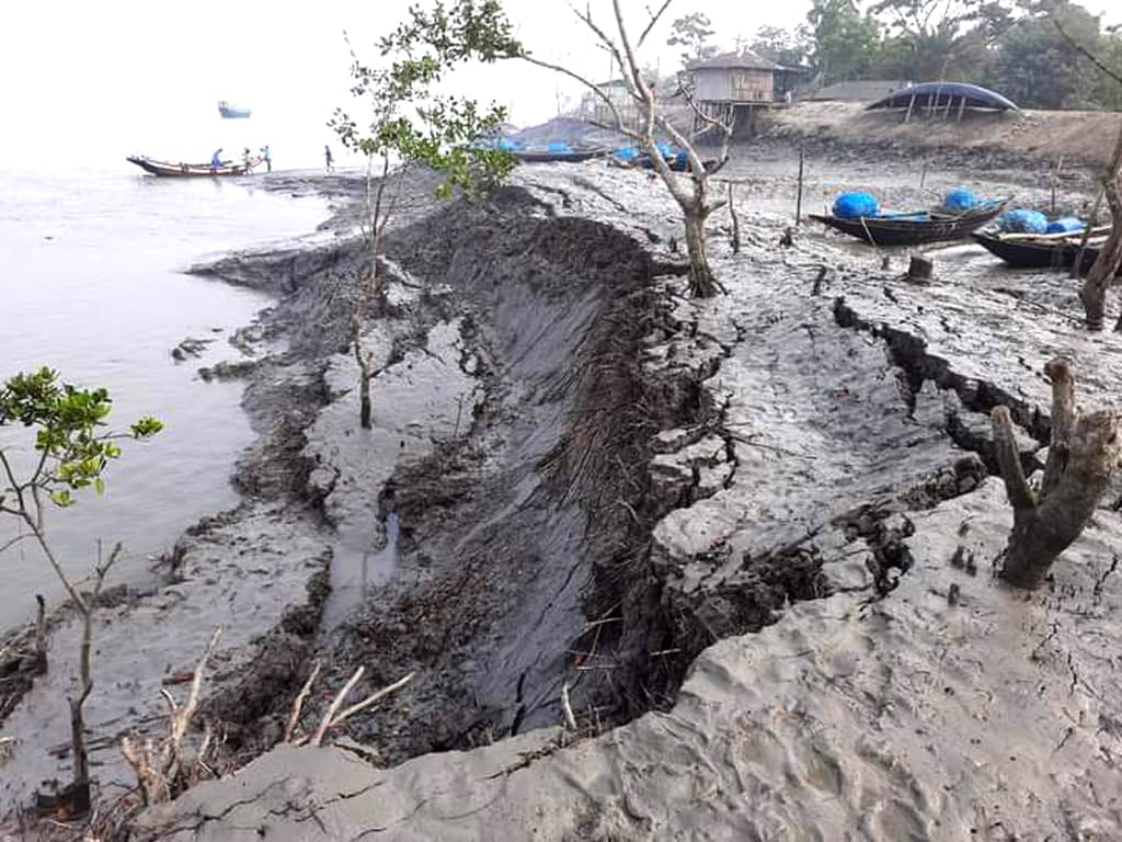 সোয়া হাজার কোটি টাকার বাঁধের নির্মাণকাজ চলা অবস্থায় দেবে গেল নদীর চর