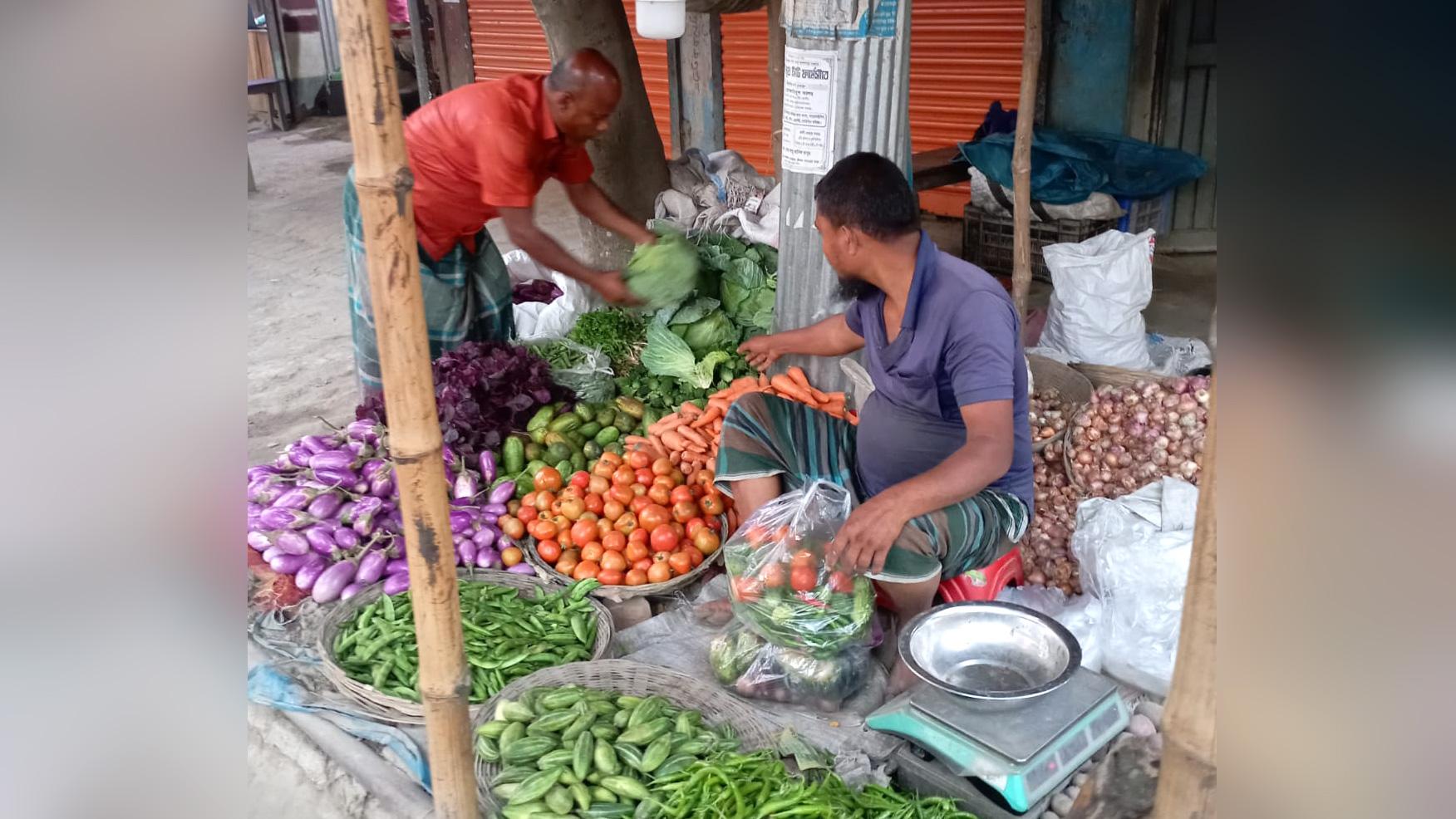 বেশির ভাগই আগের দামে  স্বস্তি ফিরছে পেঁয়াজে