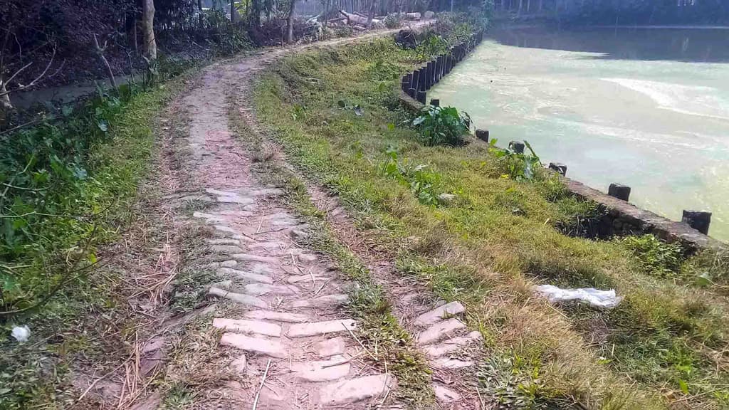 দেড় কিলোমিটার রাস্তা বেহাল, শত শত মানুষের দুর্ভোগ