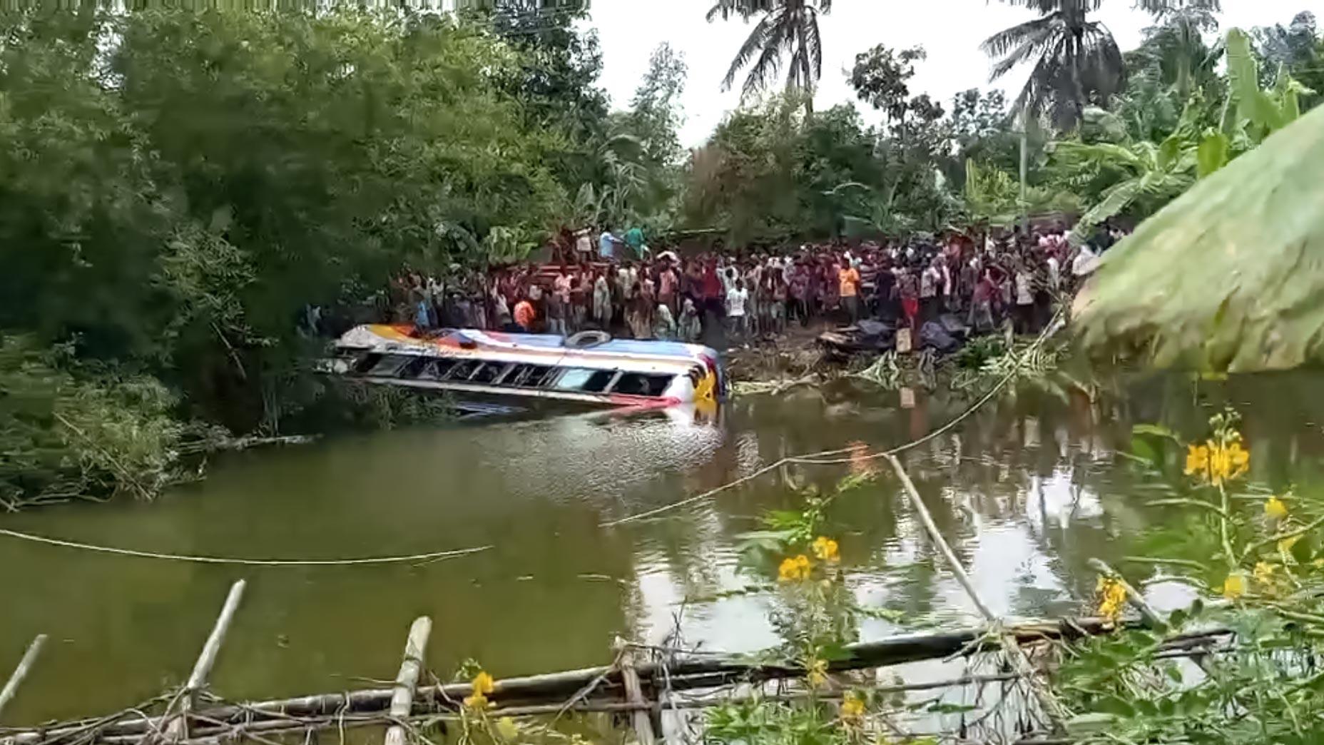 জয়পুরহাটে যাত্রীবাহী বাস পুকুরে, আহত ১০