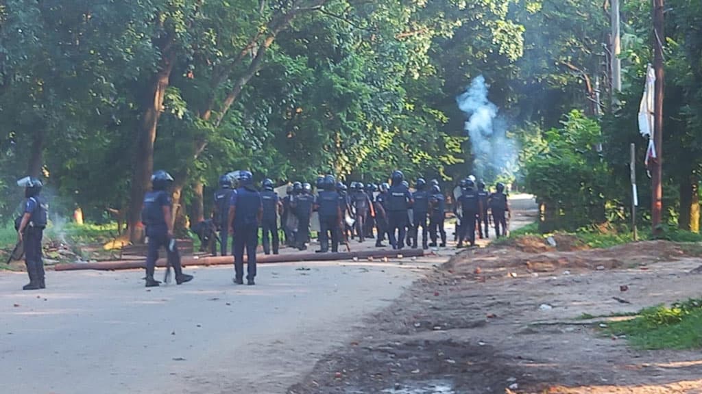 জাবিতে হল ছাড়েনি শিক্ষার্থীরা, ক্যাম্পাস ছাড়ল পুলিশ