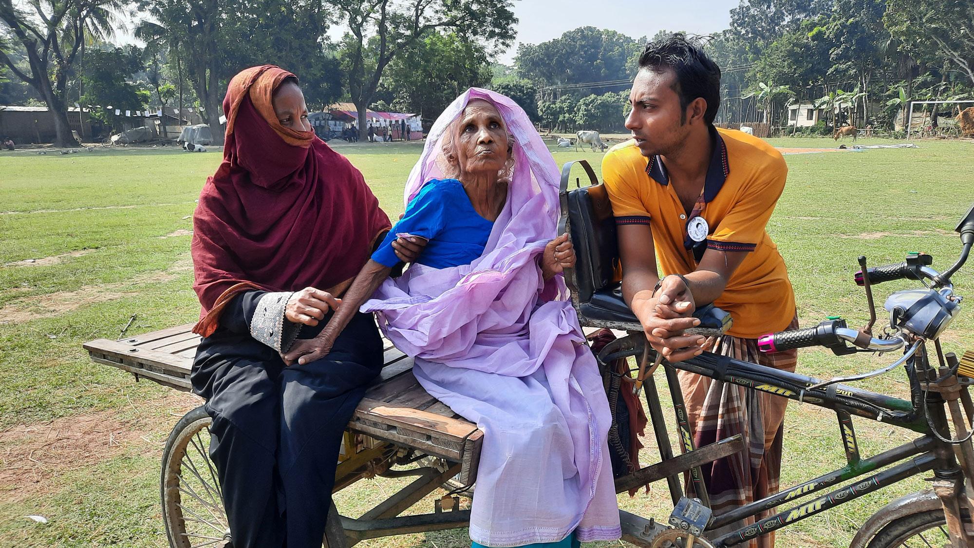 দোতলায় ভোট গ্রহণ নিয়ে বিপাকে ঝিনাইদহের বয়স্ক ভোটাররা 