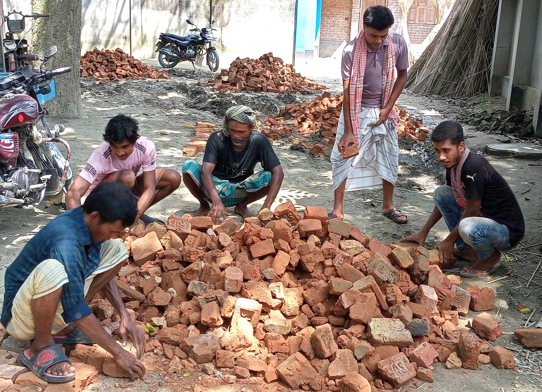 গাংনীতে রাস্তায় ইট-খোয়া ফেলে চলাচলের উপযোগী করছেন গ্রামবাসী