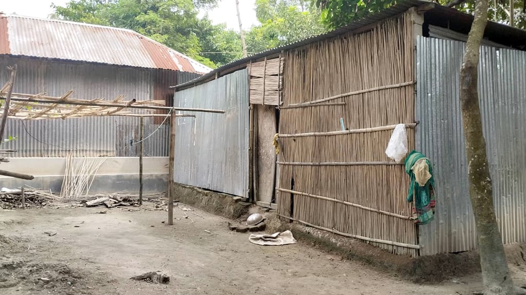 পাবনায় স্কুলছাত্রীকে ‘ধর্ষণের পর প্রাণনাশের হুমকি’ নৈশপ্রহরীর