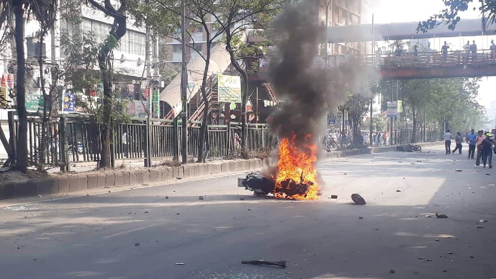 পুলিশের কড়া নিরাপত্তার মধ্যে হঠাৎ মুগদায় মোটরসাইকেলে আগুন