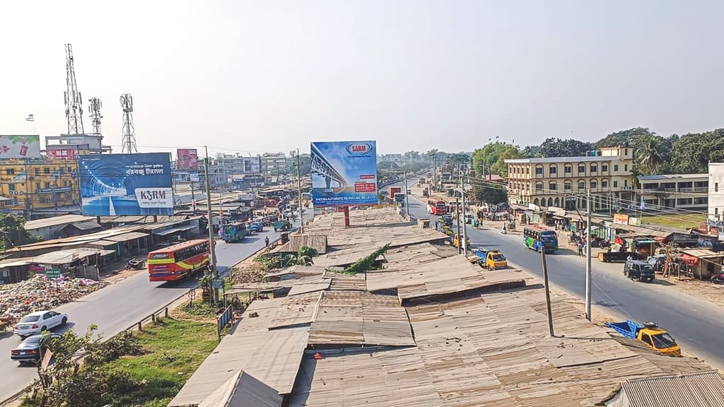 মহাসড়কের বিভাজকের ওপর অবৈধ বাজার