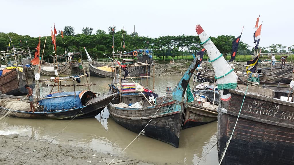 নিষেধাজ্ঞা শেষ হচ্ছে রাতে, মাছ শিকারে প্রস্তুত হাতিয়ার লক্ষাধিক জেলে