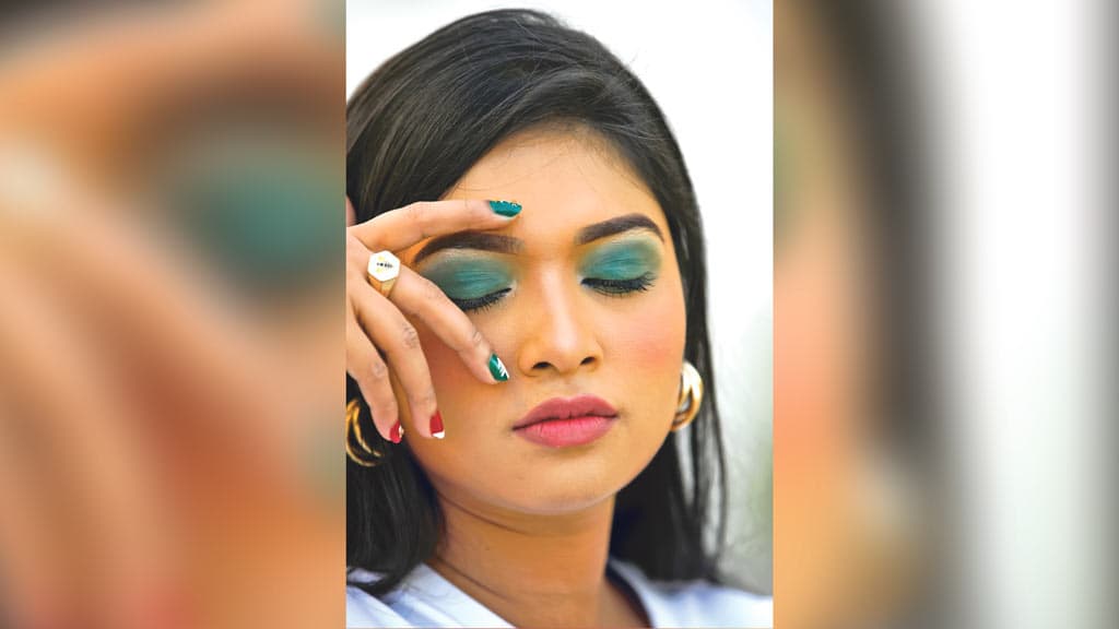 চোখের পাতায় বিজয়ের রং