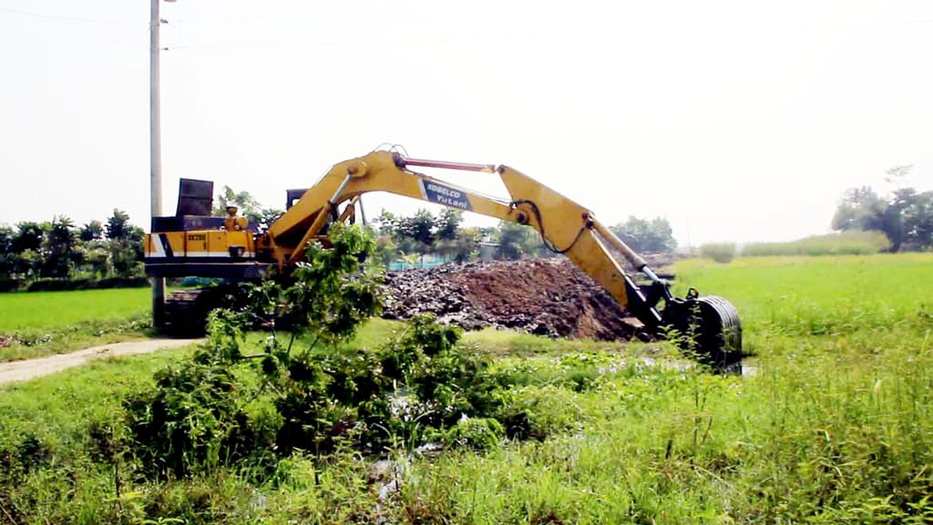 যুবলীগ নেতা কে টাকা দিয়ে জমি-বাড়ির মাটি রক্ষা!