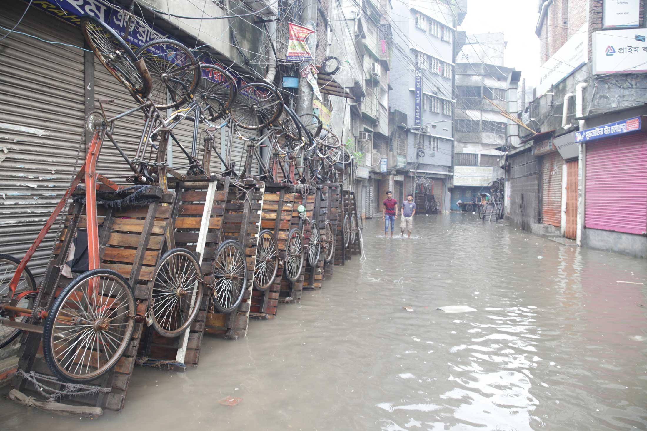 দুই কিলোমিটার রাস্তাজুড়ে হাঁটুপানি