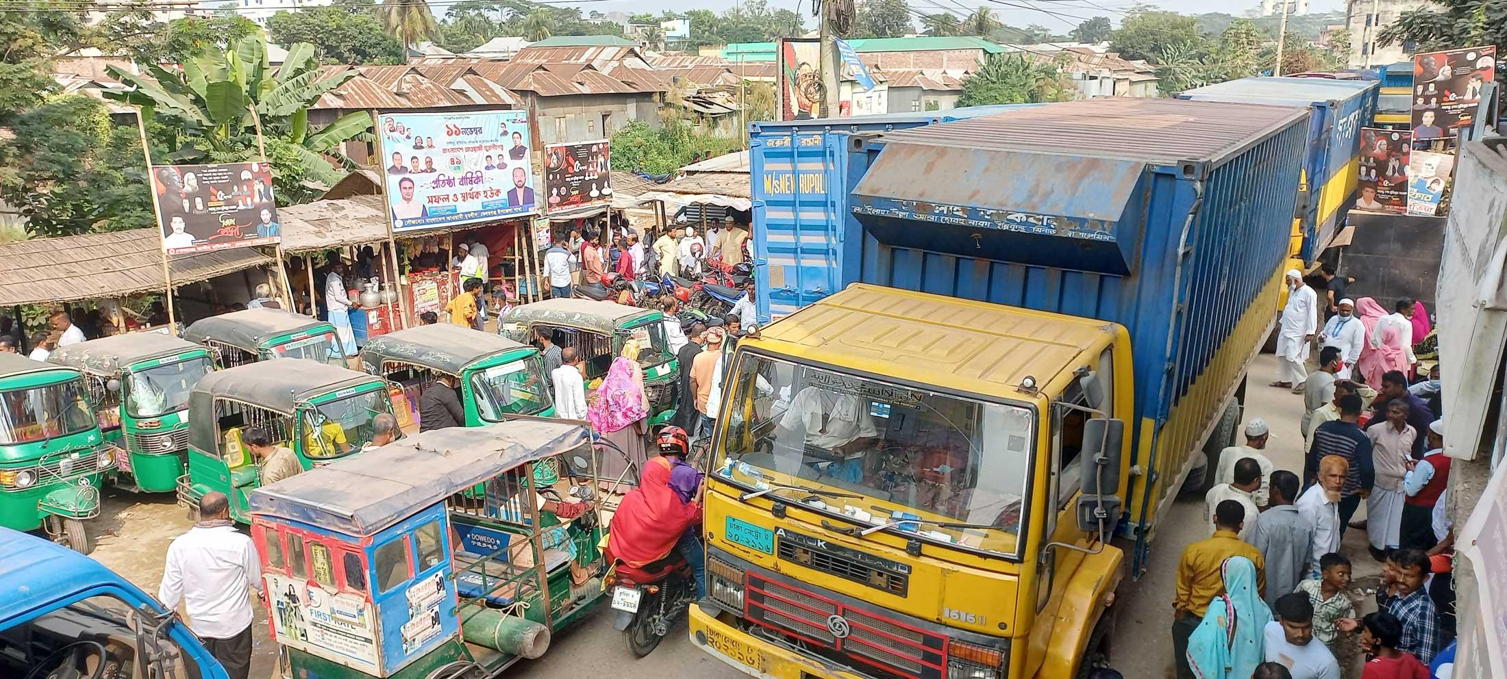 বেহাল সড়কে তীব্র যানজট