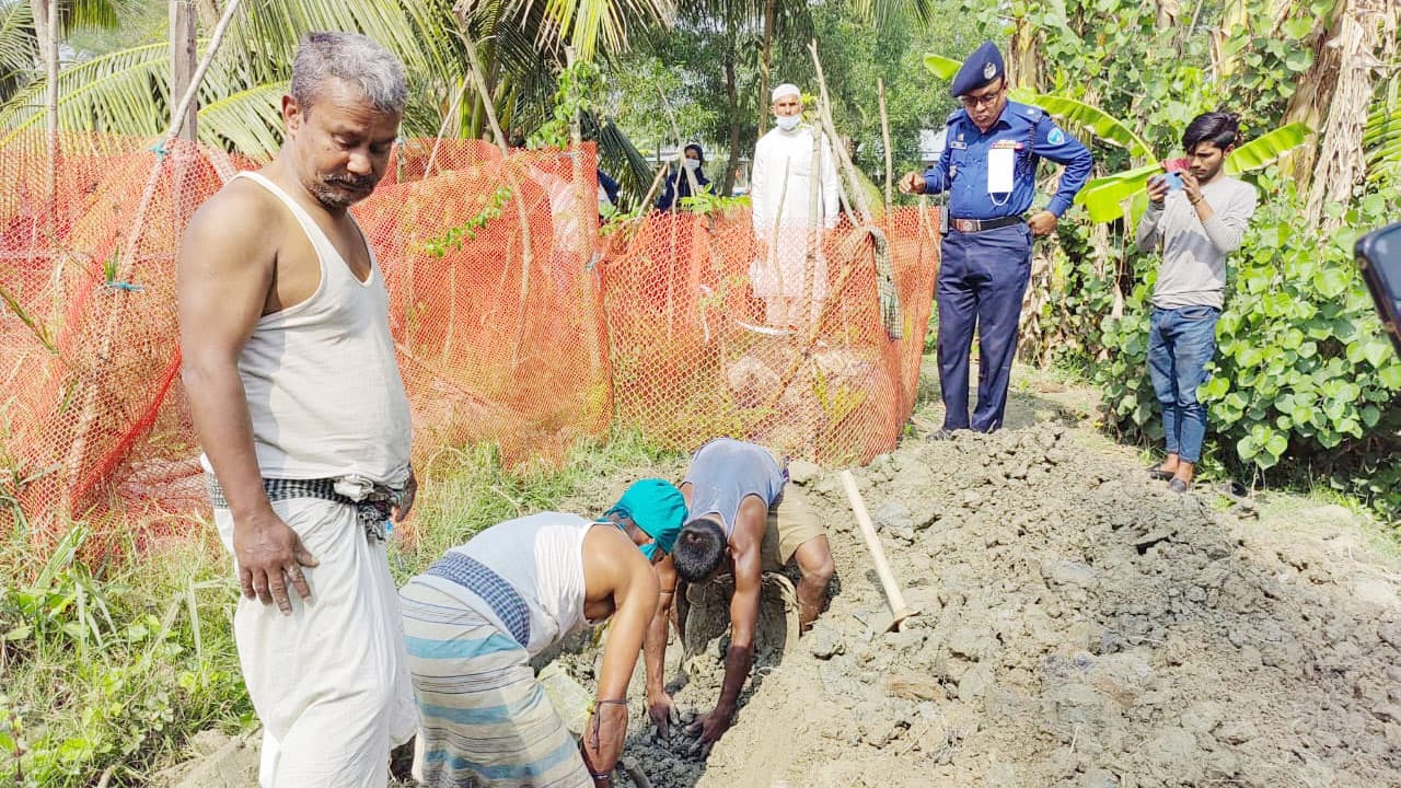 দাফনের দেড় মাস পর কবর থেকে তোলা হলো তরুণীর মরদেহ