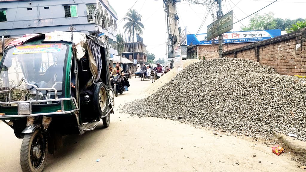 সড়কে বালু পাথর, দুর্ভোগ