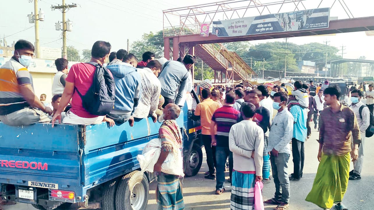 ঢাকাগামী যাত্রীদের পথে পথে দুর্ভোগ