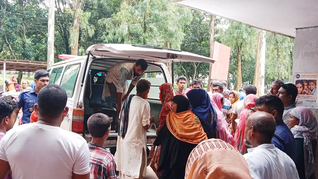 বিদ্যুতায়িত হয়ে গৃহবধূর মৃত্যুর দাবি স্বজনদের, সন্দেহ পুলিশের