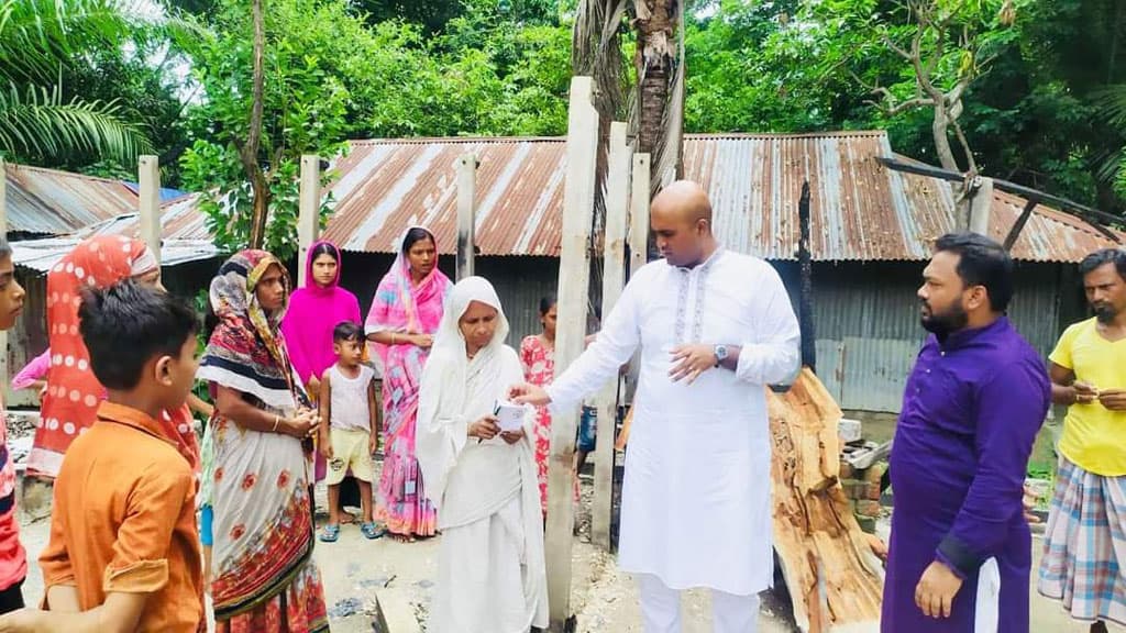 মিরসরাইয়ে অগ্নিকাণ্ডে ক্ষতিগ্রস্ত পরিবারের পাশে যুবলীগ নেতা এলিট