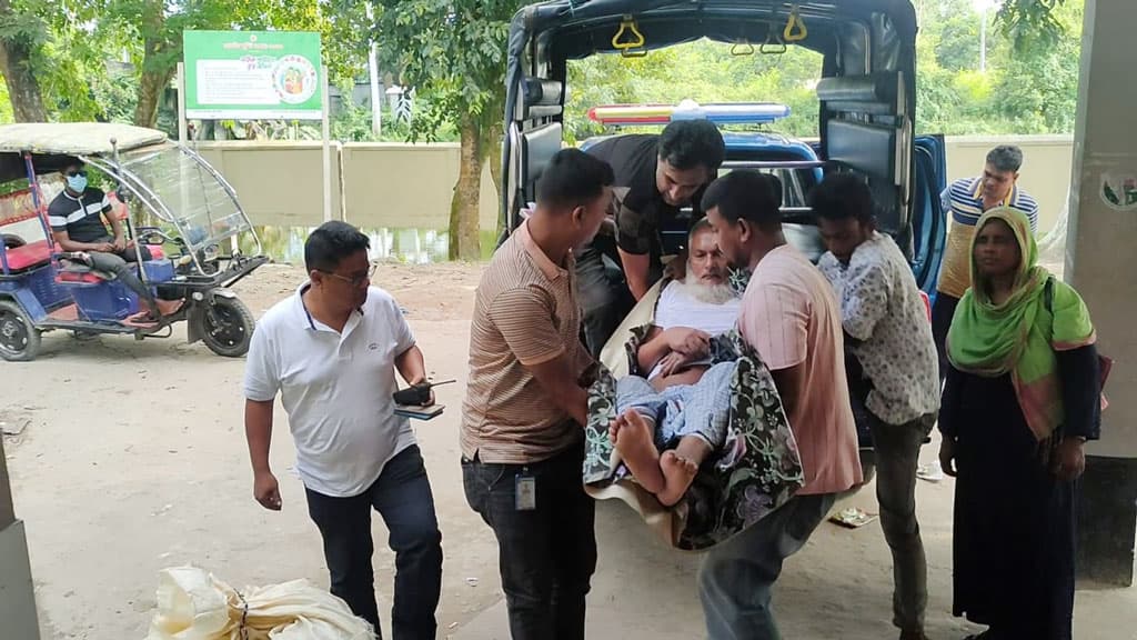 বৃদ্ধকে রাস্তায় ফেলে গেলেন স্বজনেরা