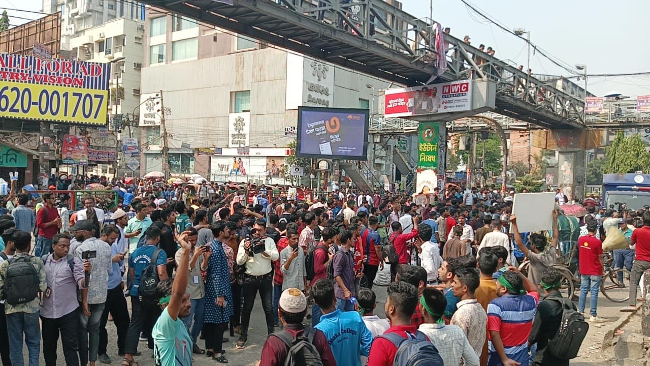 সায়েন্সল্যাবে সড়ক অবরোধ ৭ কলেজের শিক্ষার্থীদের, ব্যাপক যানজট