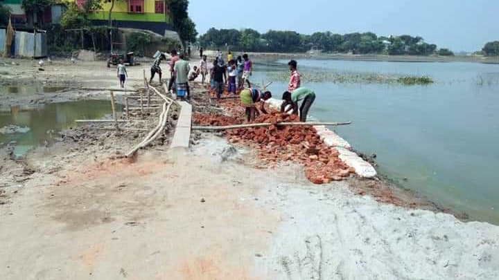 অটোরিকশা চালকদের উদ্যোগে রাস্তা মেরামত