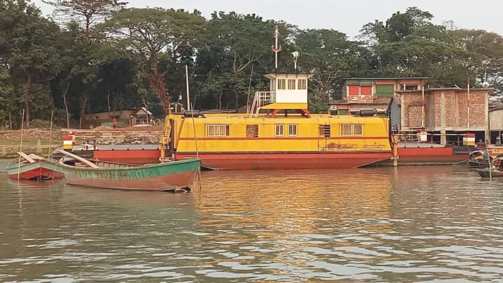 চাঁপাইনবাবগঞ্জে ইজারা ছাড়াই ৬ ফেরিঘাট থেকে ‘টোল’ আদায়