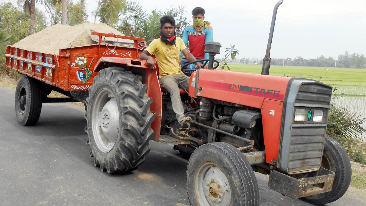 কাঁকড়ায় সড়কের সর্বনাশ