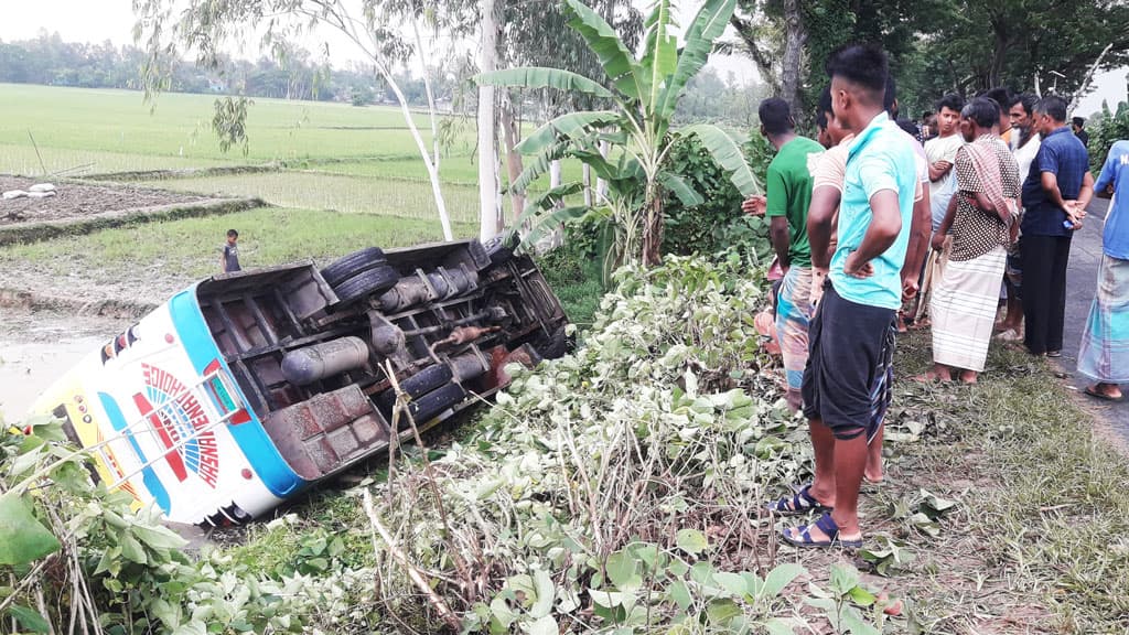 নিয়ন্ত্রণ হারিয়ে বাস খাদে, আহত ২৫ 