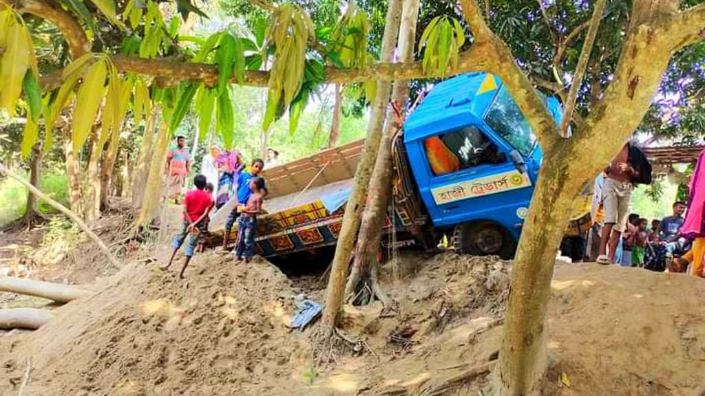 চাটমোহরে ট্রাক উল্টে চাপা পড়ে শিশুর মৃত্যু