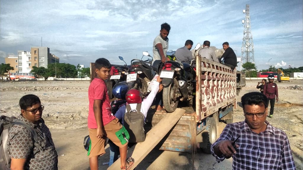 পদ্মা সেতুতে মোটরসাইকেল পারাপারের সময় ২ ট্রাক আটক