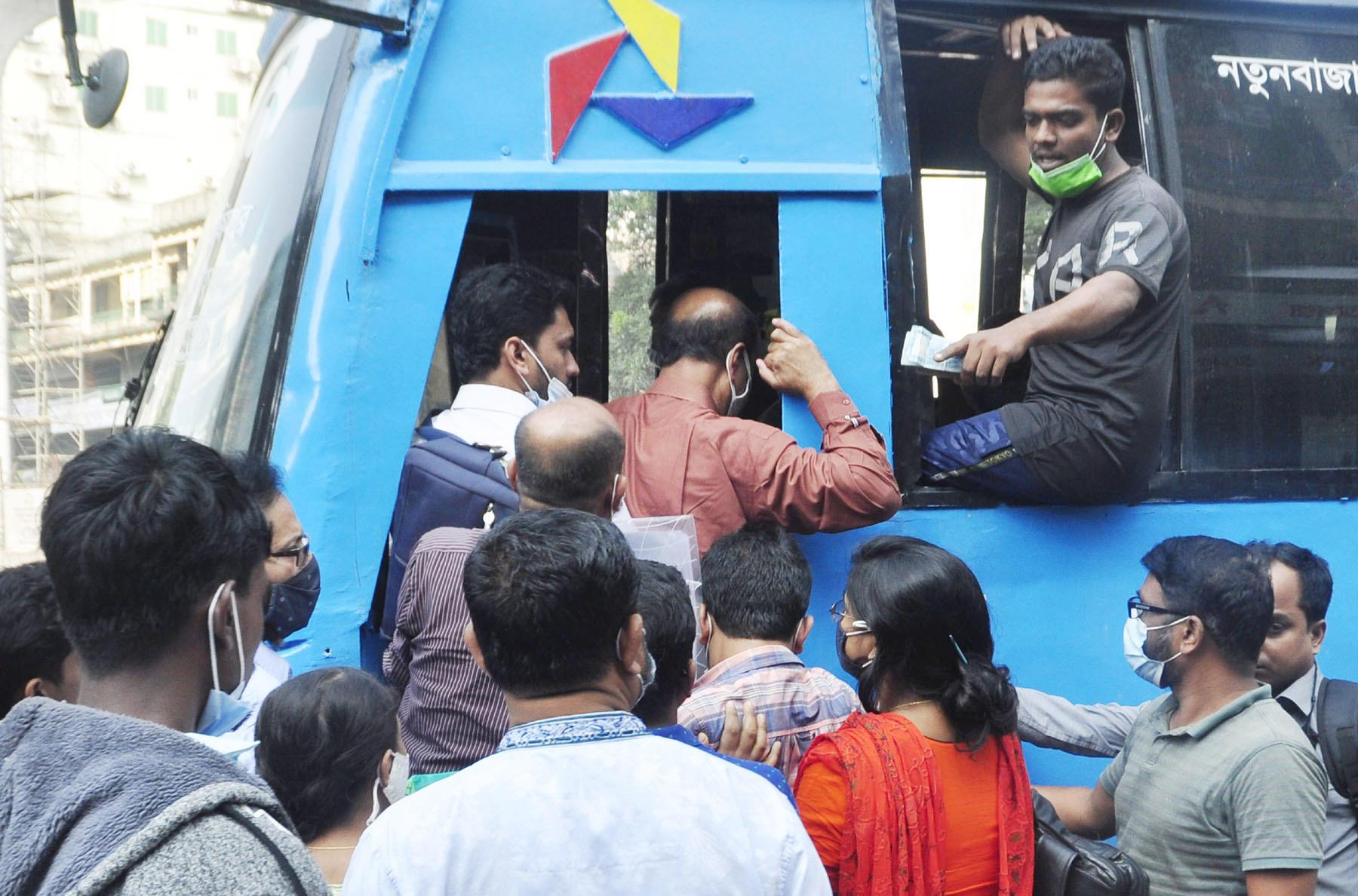 আজ থেকে নতুন নির্দেশনায় চলবে গণপরিবহন