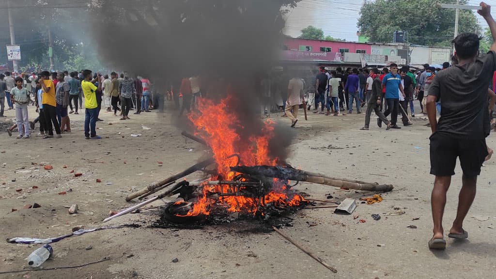 সিরাজগঞ্জে ব্যাপক সংঘর্ষ চলছে, পুলিশ বক্স ও ২ মোটরসাইকেলে আগুন